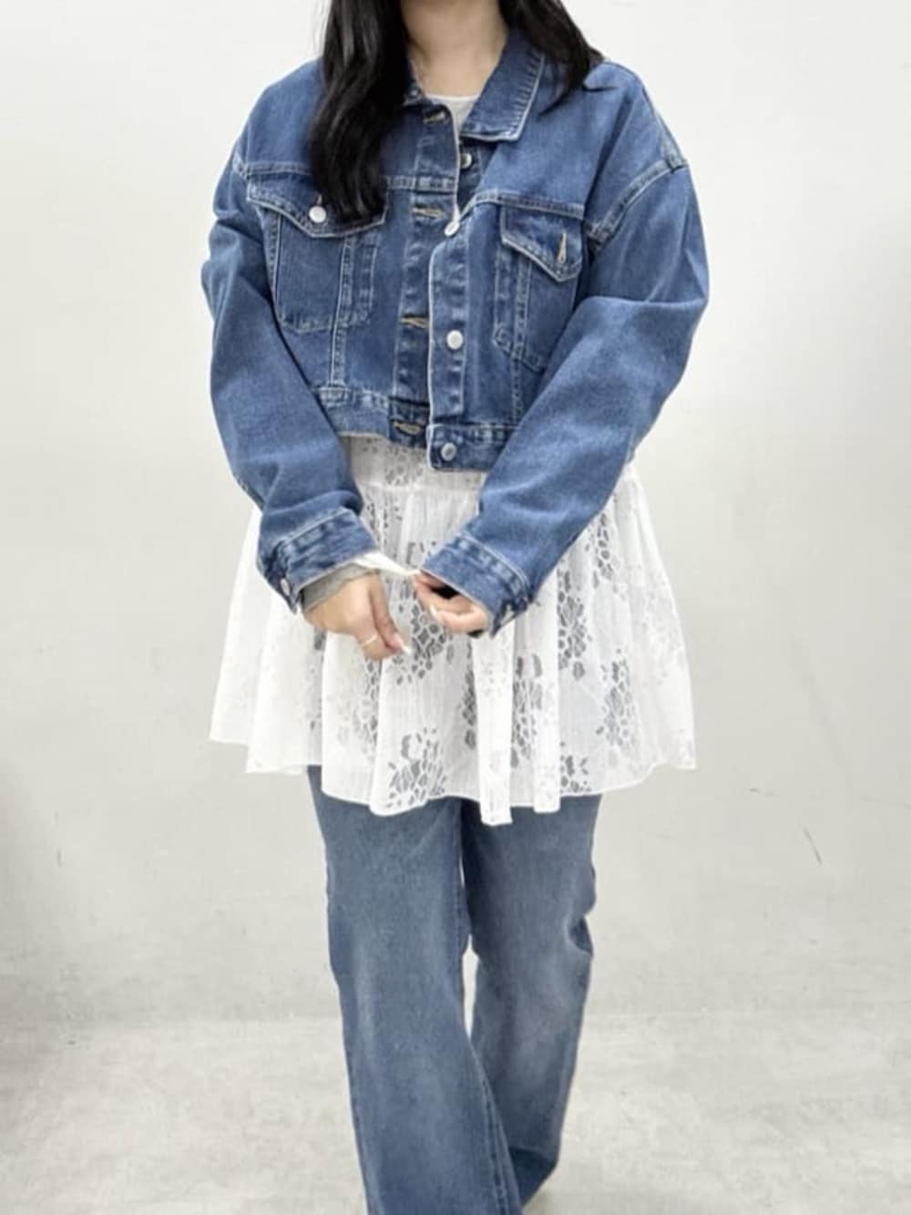 グレー系のサンダル、ブルー系のデニムパンツ、グレー系のTシャツ/カットソーを着用したレディースの冬コーディネートの4枚目の写真