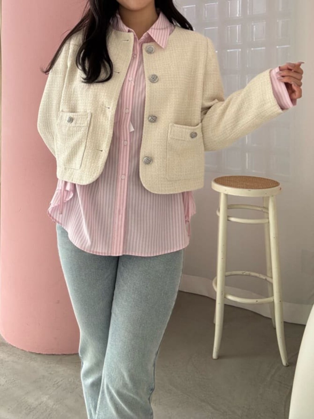 ブルー系のデニムパンツ、ピンク系のシャツ/ブラウスを着用したレディースの冬コーディネートの4枚目の写真