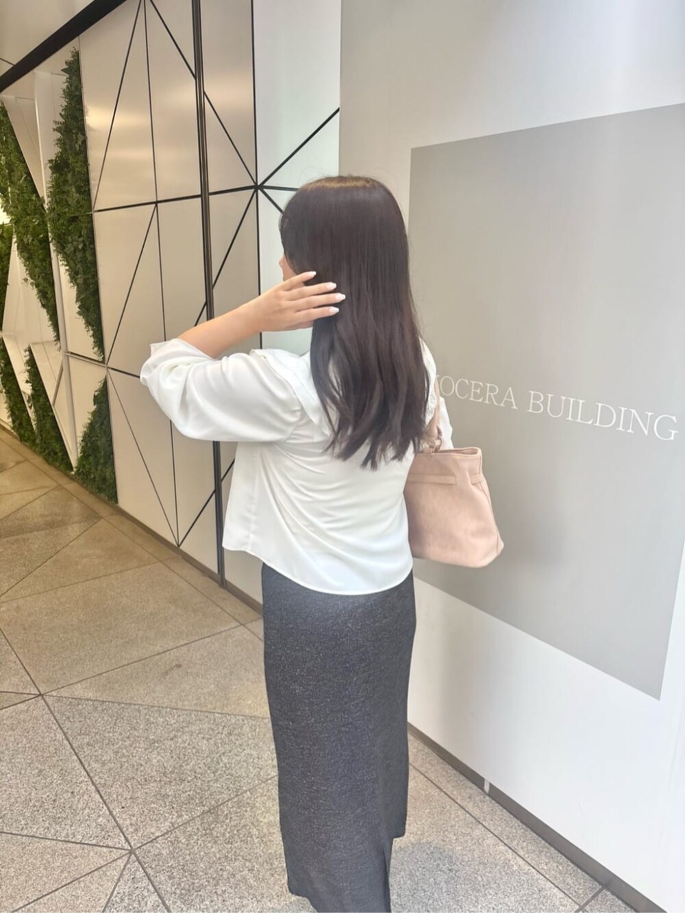 ブラック系のスカート、ホワイト系のシャツ/ブラウスを着用したレディースの夏コーディネートの3枚目の写真