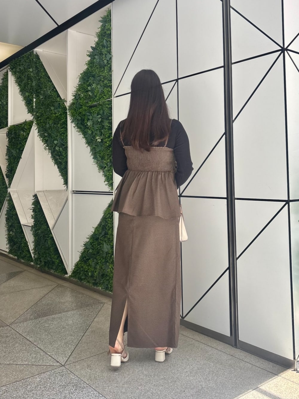 その他のスカート、ブラック系のニット/セーターを着用したレディースの秋コーディネートの3枚目の写真