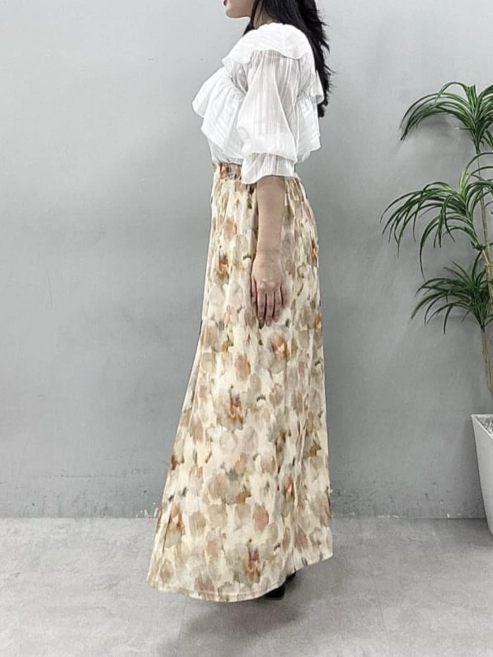 ホワイト系のシャツ/ブラウス、ベージュ系のスカートを着用したレディースの春コーディネートの2枚目の写真