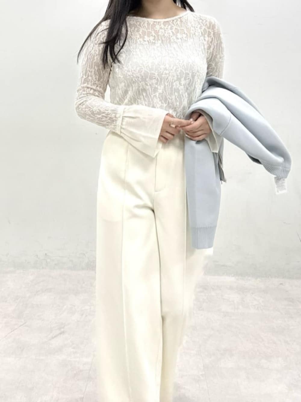 ホワイト系のTシャツ/カットソー、ホワイト系のスラックス、ブルー系のブルゾンを着用したレディースの春コーディネートの5枚目の写真