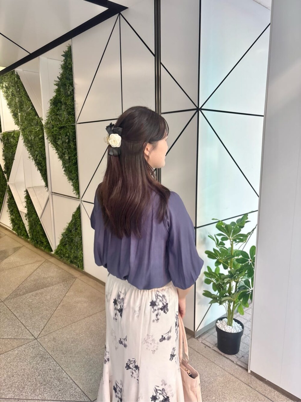 ブルー系のシャツ/ブラウス、ホワイト系のスカートを着用したレディースの夏コーディネートの4枚目の写真