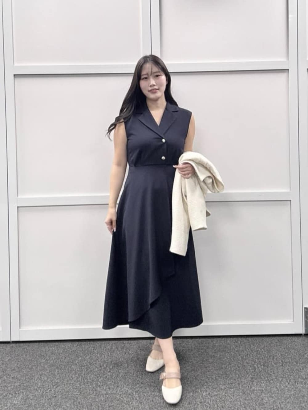 ブルー系のワンピースを着用したレディースの冬コーディネートの2枚目の写真