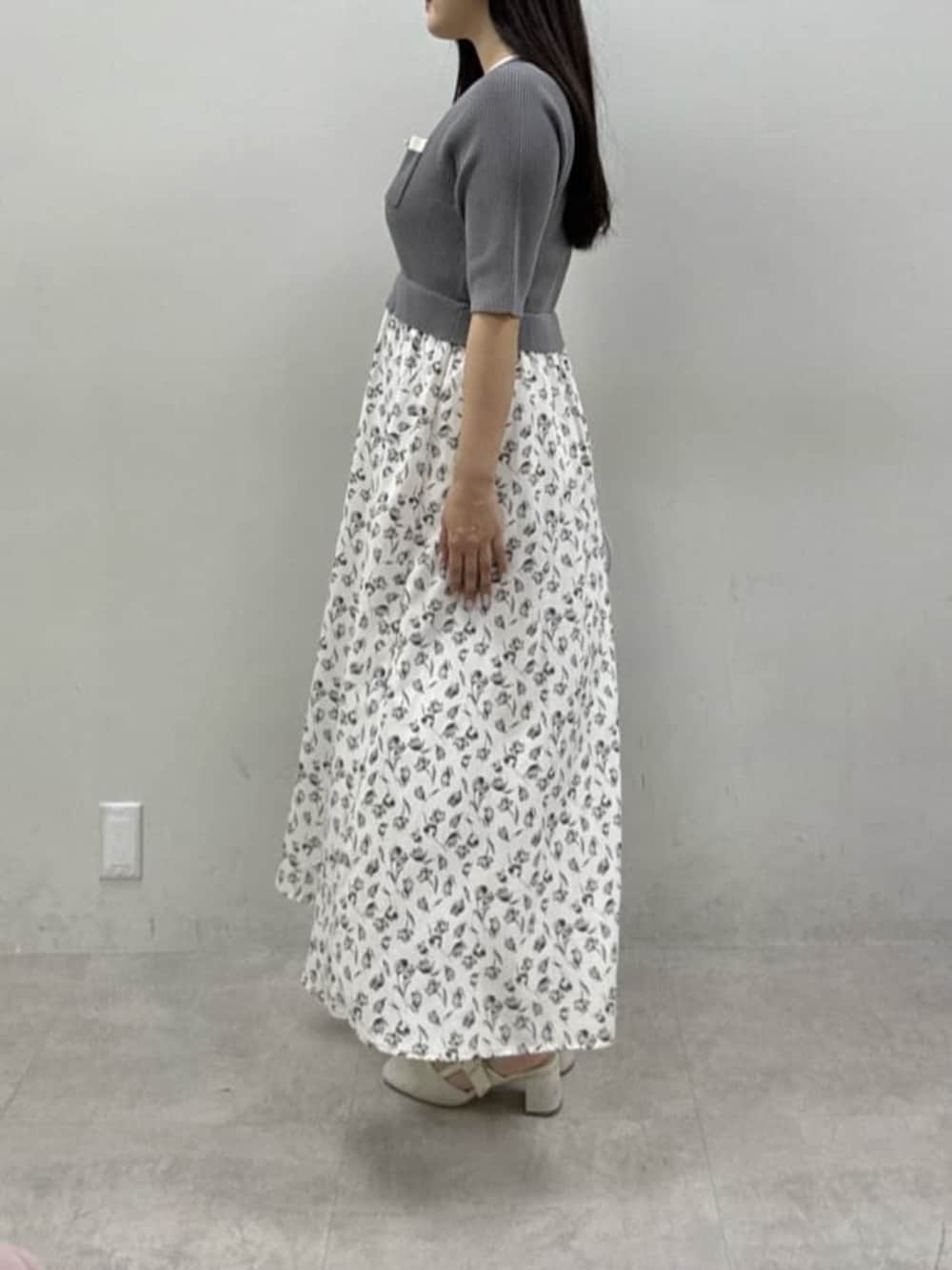 ホワイト系のサンダル、ブルー系のショルダーバッグを着用したレディースの冬コーディネートの2枚目の写真