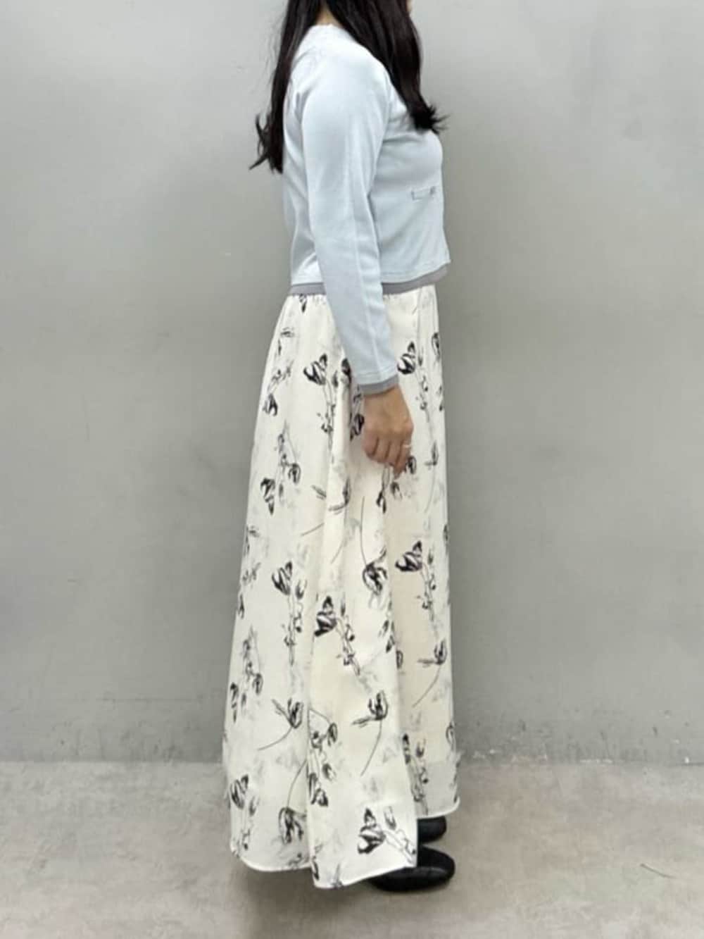 ホワイト系のスカート、ブルー系のカーディガン/ボレロを着用したレディースの冬コーディネートの2枚目の写真