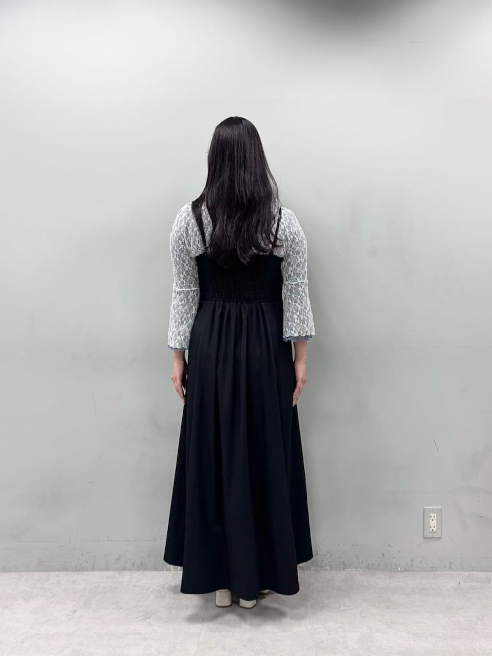 ブルー系のTシャツ/カットソー、ブルー系のワンピースを着用したレディースの春コーディネートの2枚目の写真