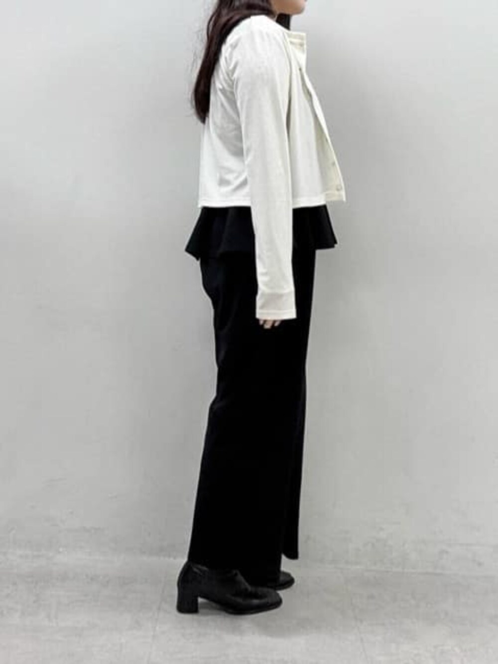 グレー系のTシャツ/カットソー、ブラック系のつなぎ/オールインワン、ホワイト系のカーディガン/ボレロを着用したレディースの冬コーディネートの6枚目の写真