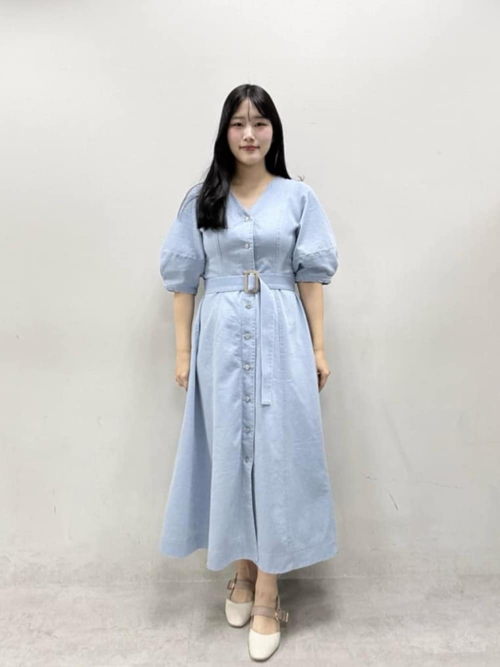 ブルー系のワンピースを着用したレディースの冬コーディネートの2枚目の写真