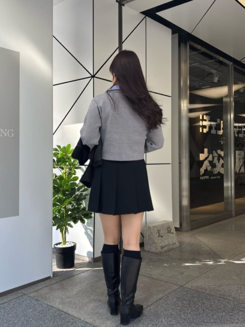 グレー系のカーディガン/ボレロを着用したレディースの冬コーディネートの3枚目の写真