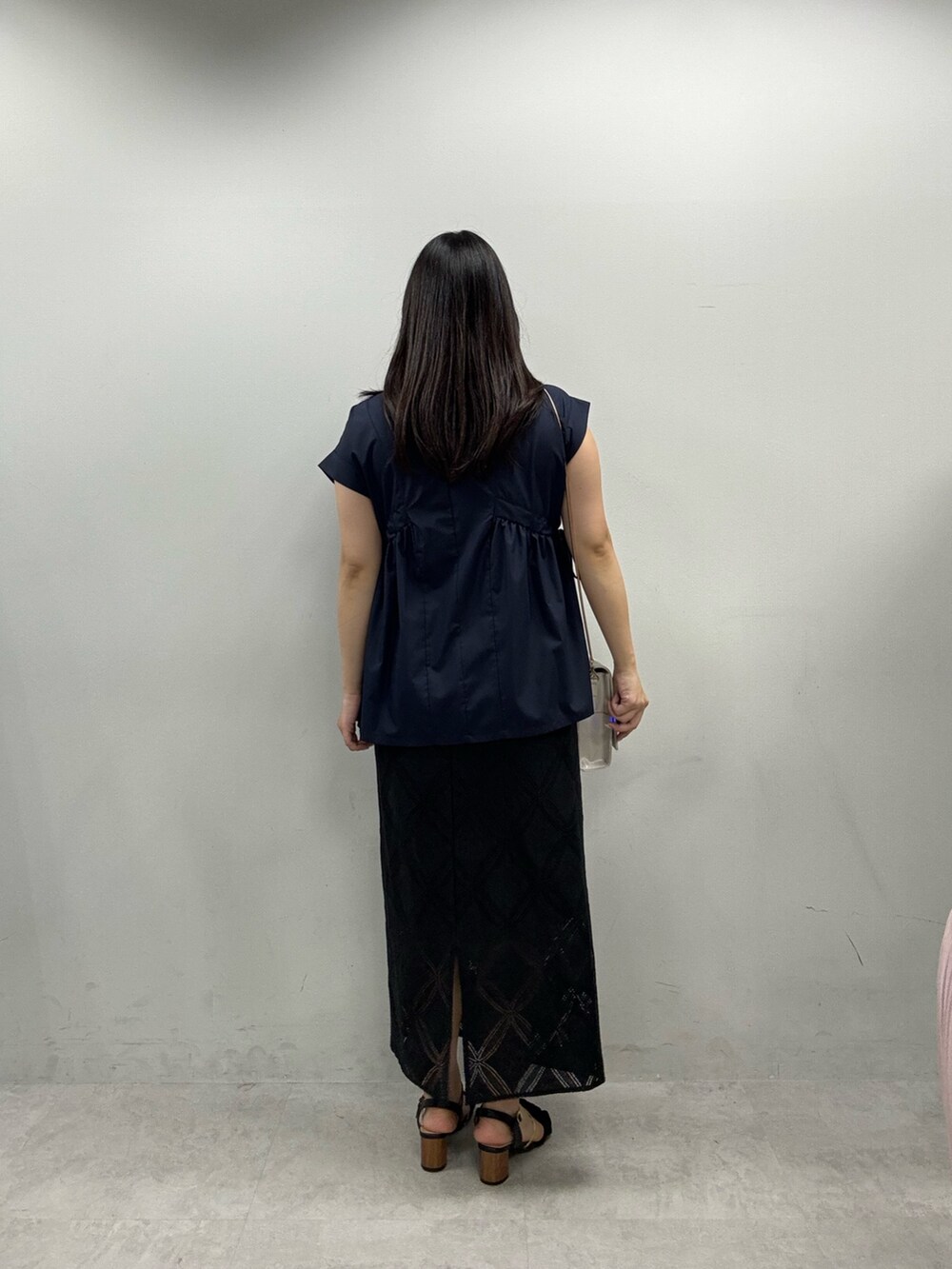 ホワイト系のショルダーバッグ、ブルー系のシャツ/ブラウス、ブラック系のスカートを着用したレディースの春コーディネートの3枚目の写真