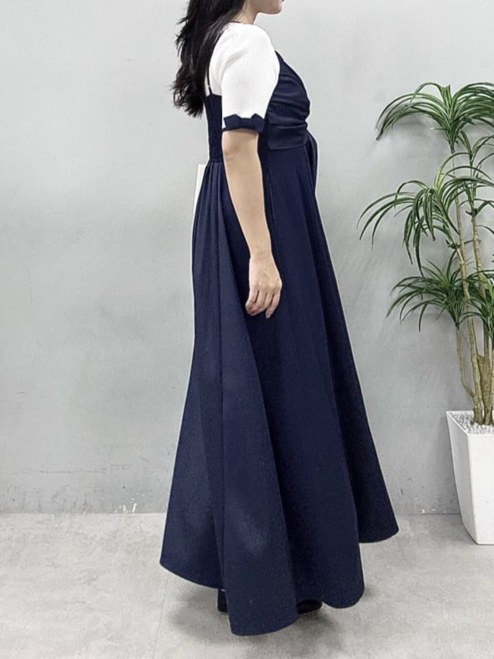 ブルー系のワンピース、ホワイト系のニット/セーターを着用したレディースの春コーディネートの2枚目の写真