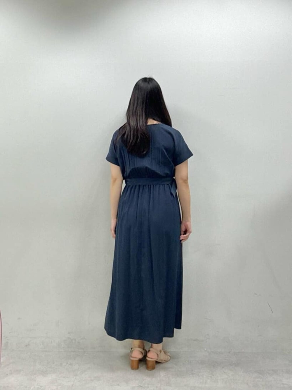 ブルー系のワンピースを着用したレディースの夏コーディネートの3枚目の写真
