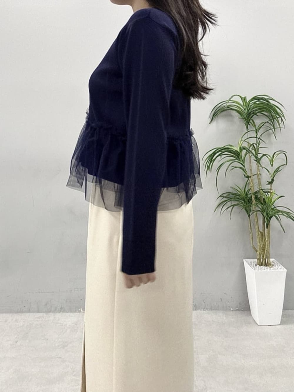 ホワイト系のスカート、ブルー系のカーディガン/ボレロを着用したレディースの春コーディネートの5枚目の写真