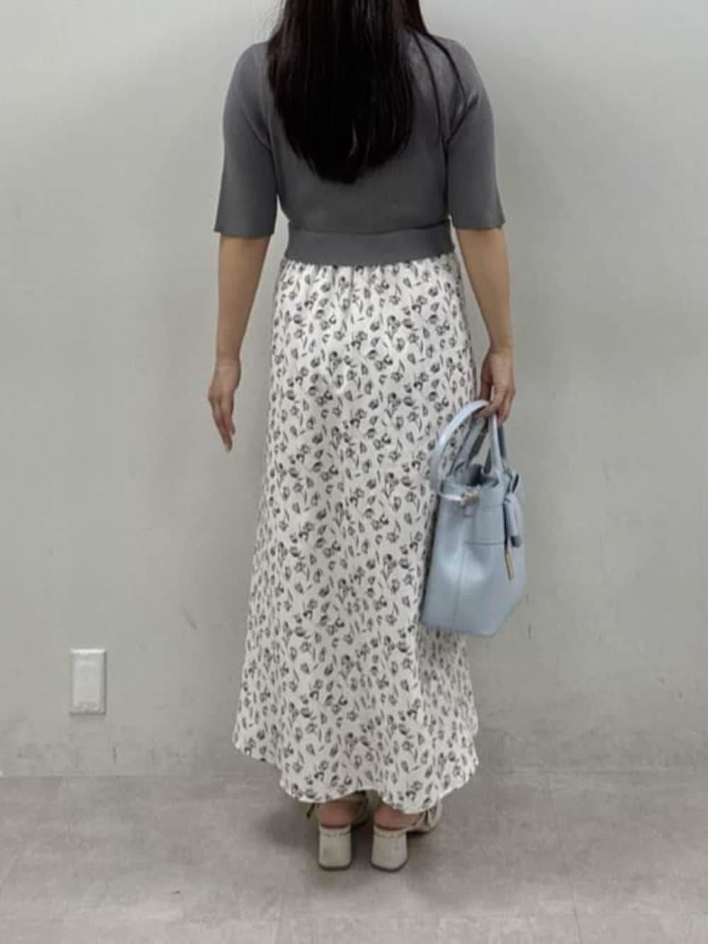 ホワイト系のサンダル、ブルー系のショルダーバッグを着用したレディースの冬コーディネートの3枚目の写真