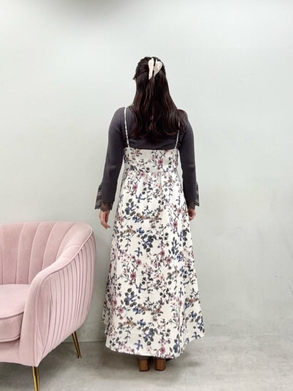 グレー系のニット/セーター、ホワイト系のワンピースを着用したレディースの秋コーディネートの3枚目の写真