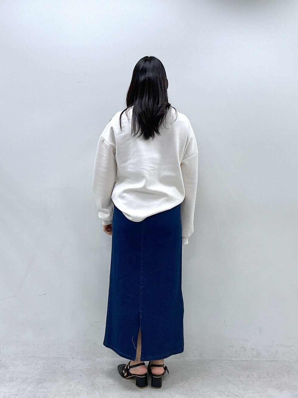 ホワイト系のTシャツ/カットソー、ブルー系のスカート、ブラック系のサンダルを着用したレディースの春コーディネートの3枚目の写真