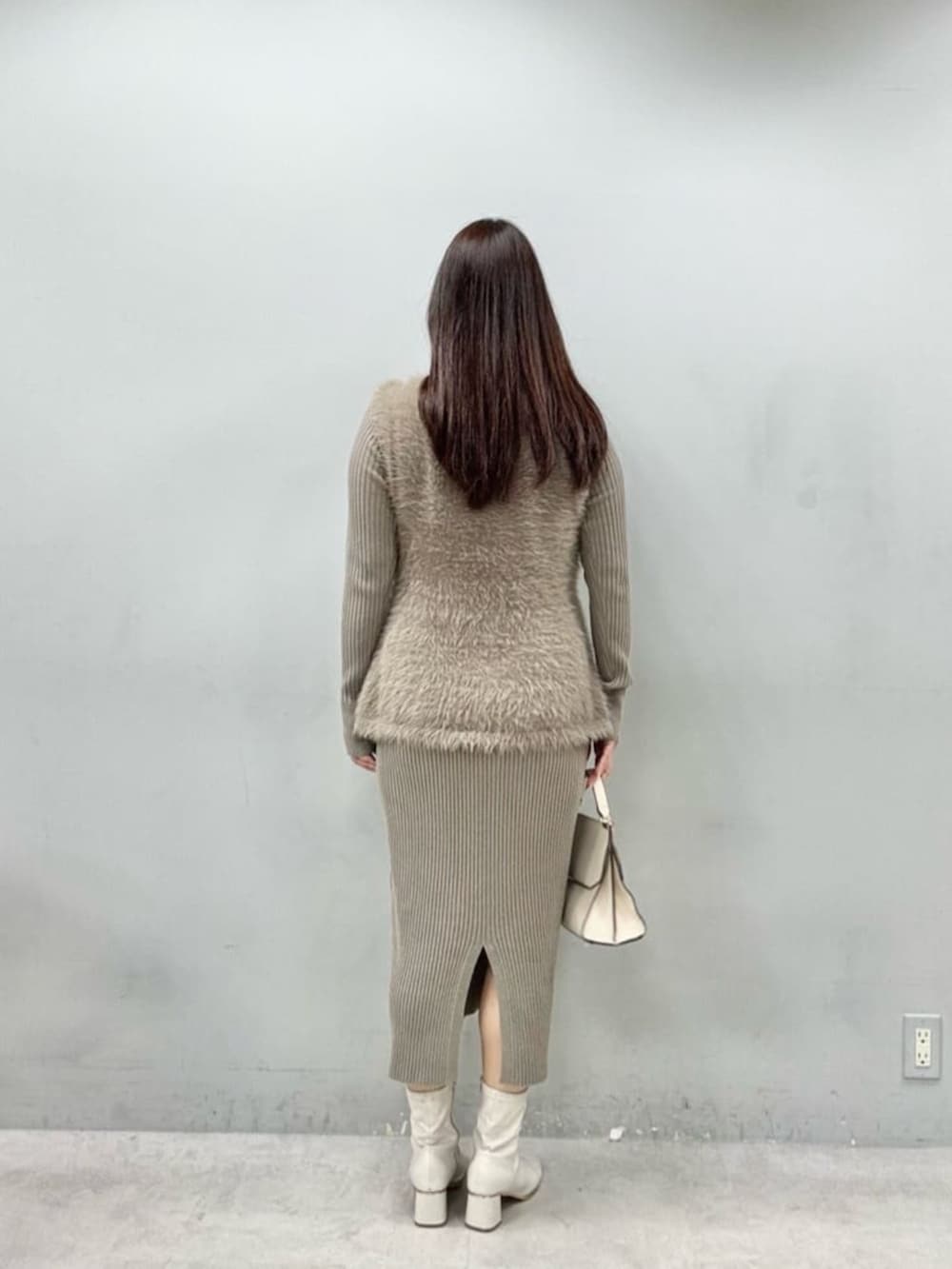 ブラウン系のワンピースを着用したレディースの秋コーディネートの3枚目の写真