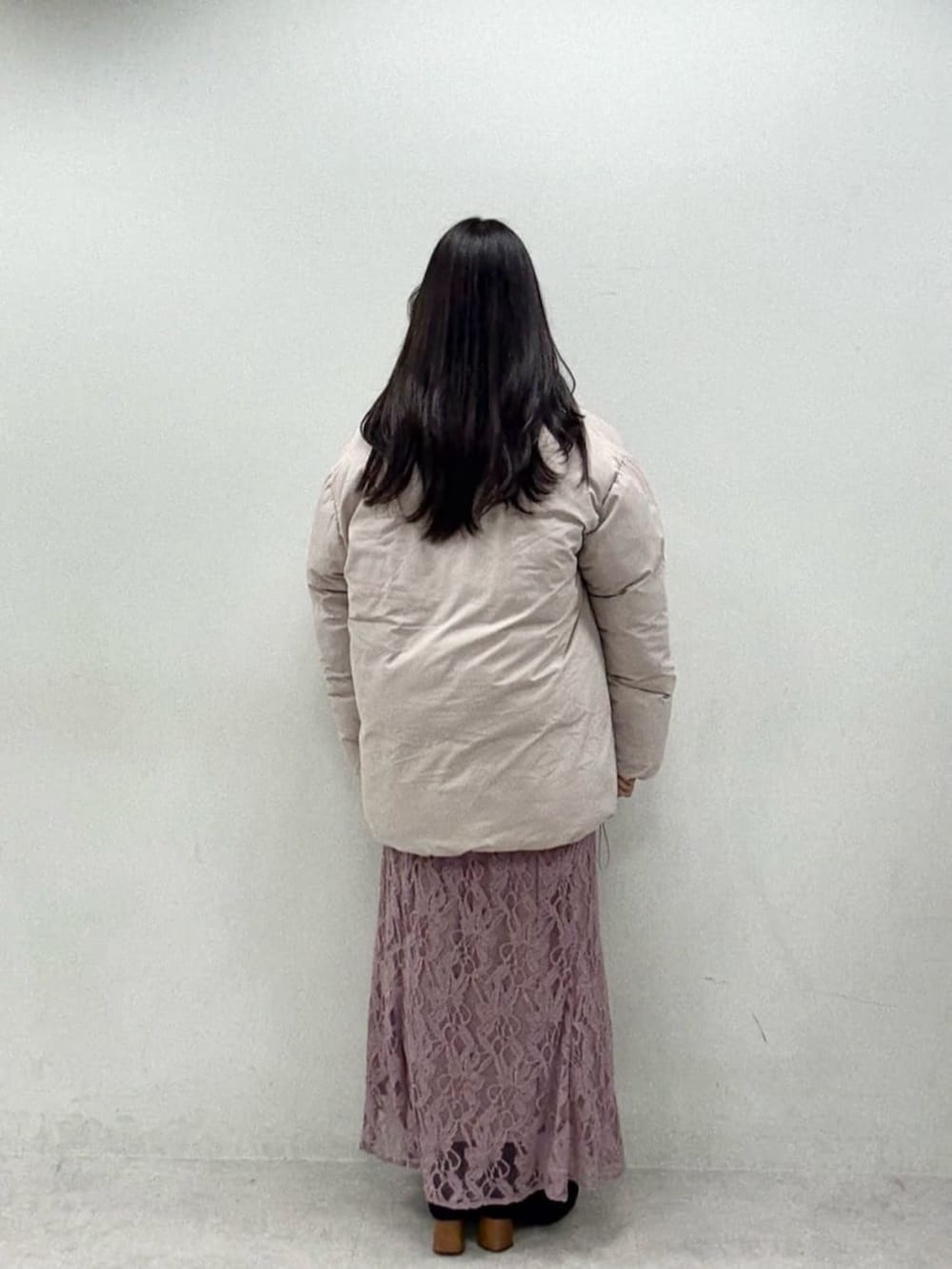 ピンク系のスカート、ホワイト系のニット/セーター、ベージュ系のブルゾンを着用したレディースの秋コーディネートの3枚目の写真