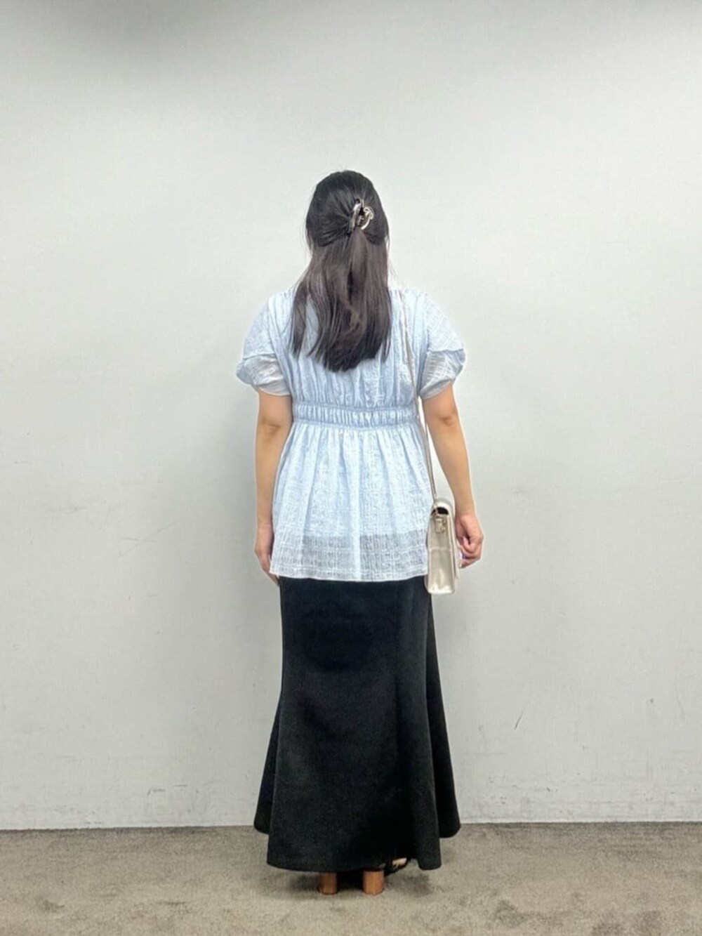 ブラック系のその他シューズ、ホワイト系のショルダーバッグ、ブルー系のシャツ/ブラウスを着用したレディースの夏コーディネートの3枚目の写真