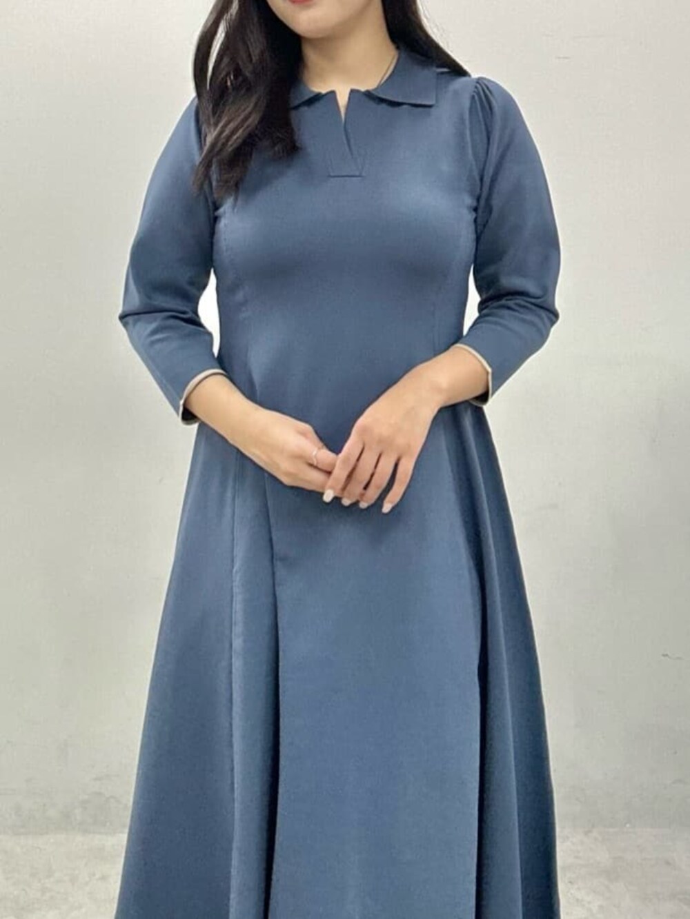 ブルー系のワンピースを着用したレディースの夏コーディネートの5枚目の写真