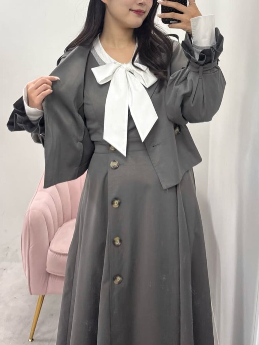 ブルー系のTシャツ/カットソー、グレー系のニット/セーター、ホワイト系のワンピースを着用したレディースの冬コーディネートの4枚目の写真