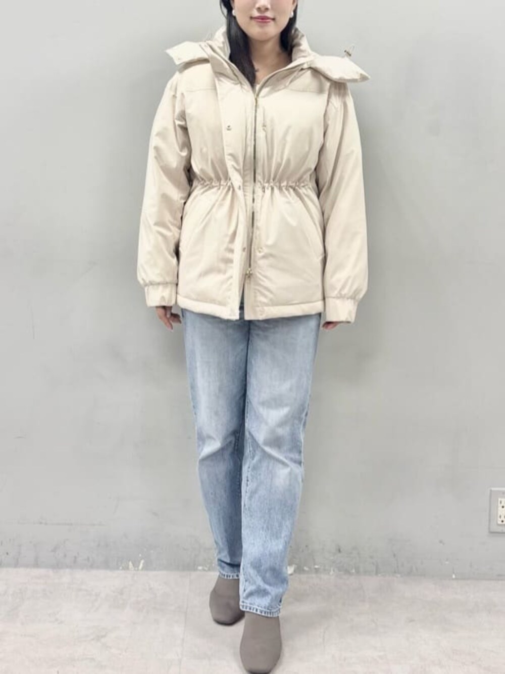 ホワイト系のダウンジャケット/コート、ホワイト系のニット/セーターを着用したレディースの秋コーディネートの4枚目の写真