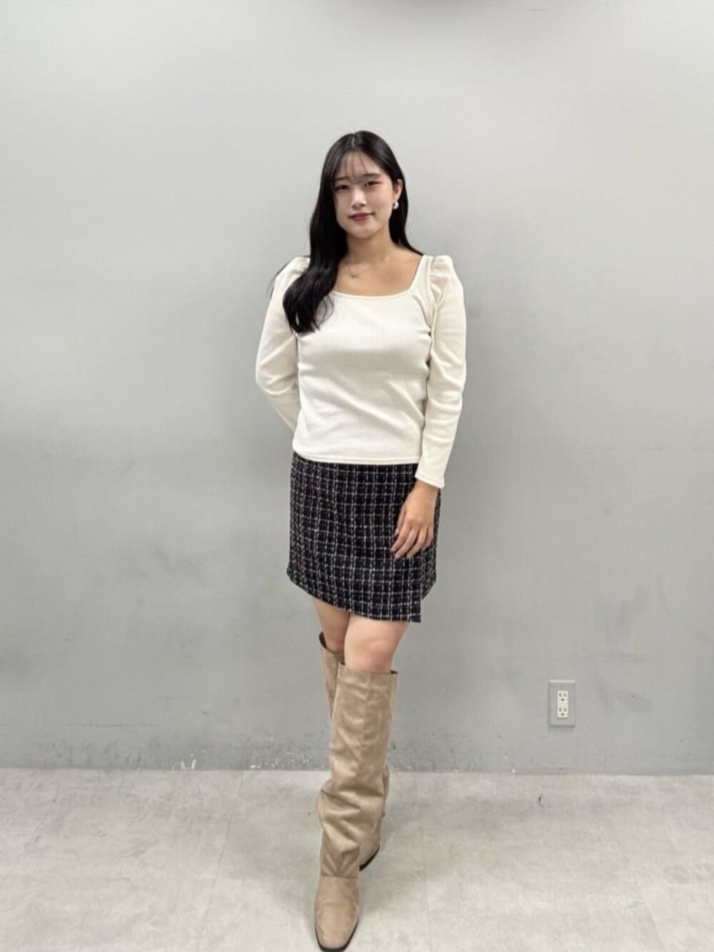 その他のスカート、ブラウン系のブーツ、ホワイト系のTシャツ/カットソーを着用したレディースの秋コーディネートの4枚目の写真