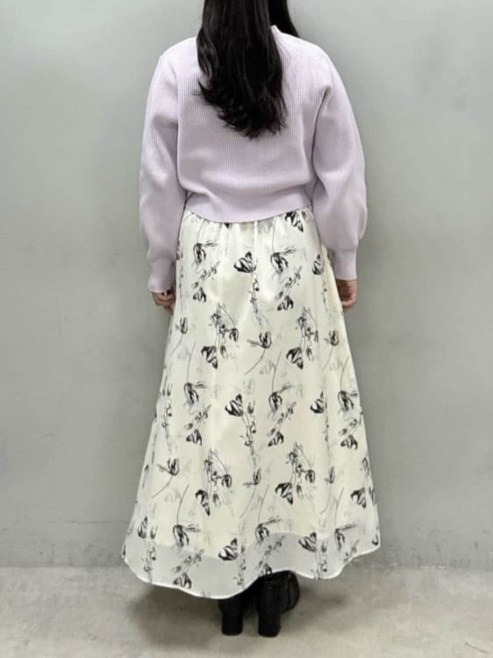 パープル系のカーディガン/ボレロ、ホワイト系のスカートを着用したレディースの冬コーディネートの3枚目の写真