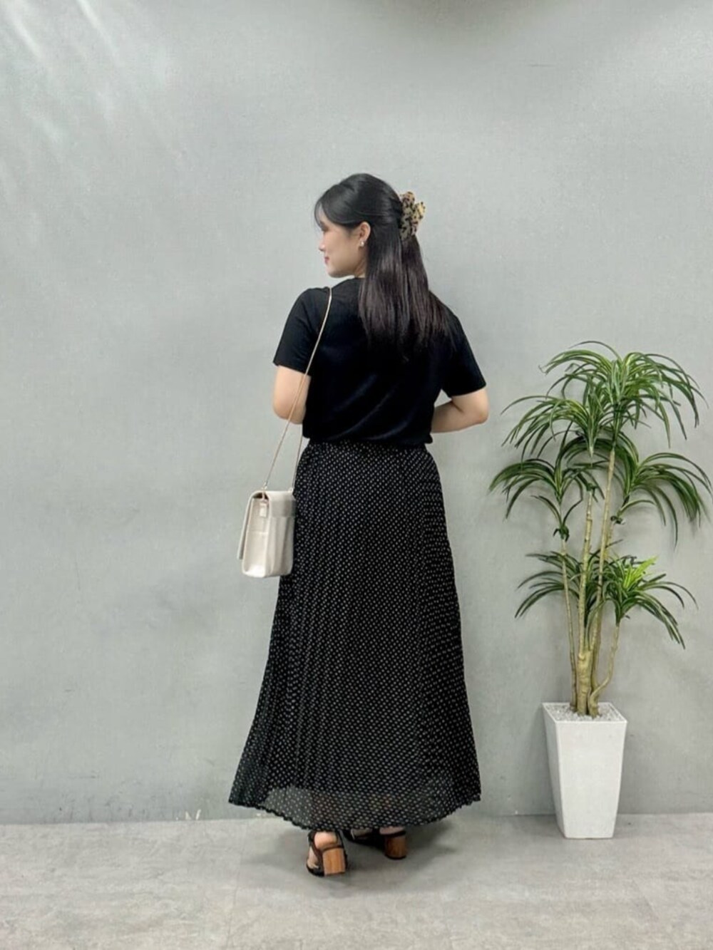 ブラック系のTシャツ/カットソー、その他のスカートを着用したレディースの夏コーディネートの4枚目の写真