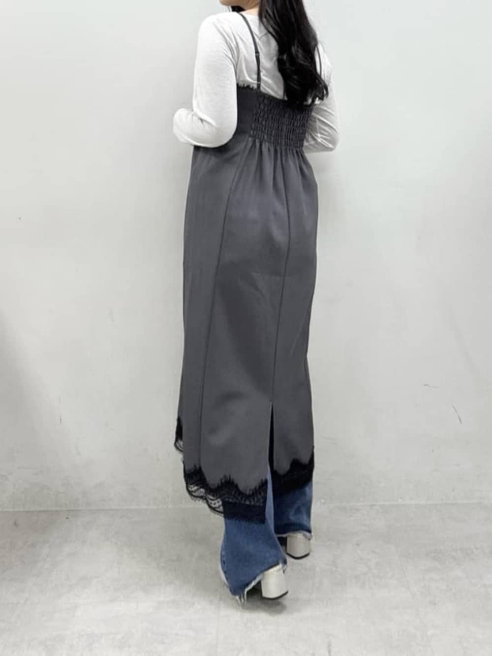 ホワイト系のテーラードジャケット、ホワイト系のハンドバッグ、グレー系のサンダルを着用したレディースの冬コーディネートの4枚目の写真