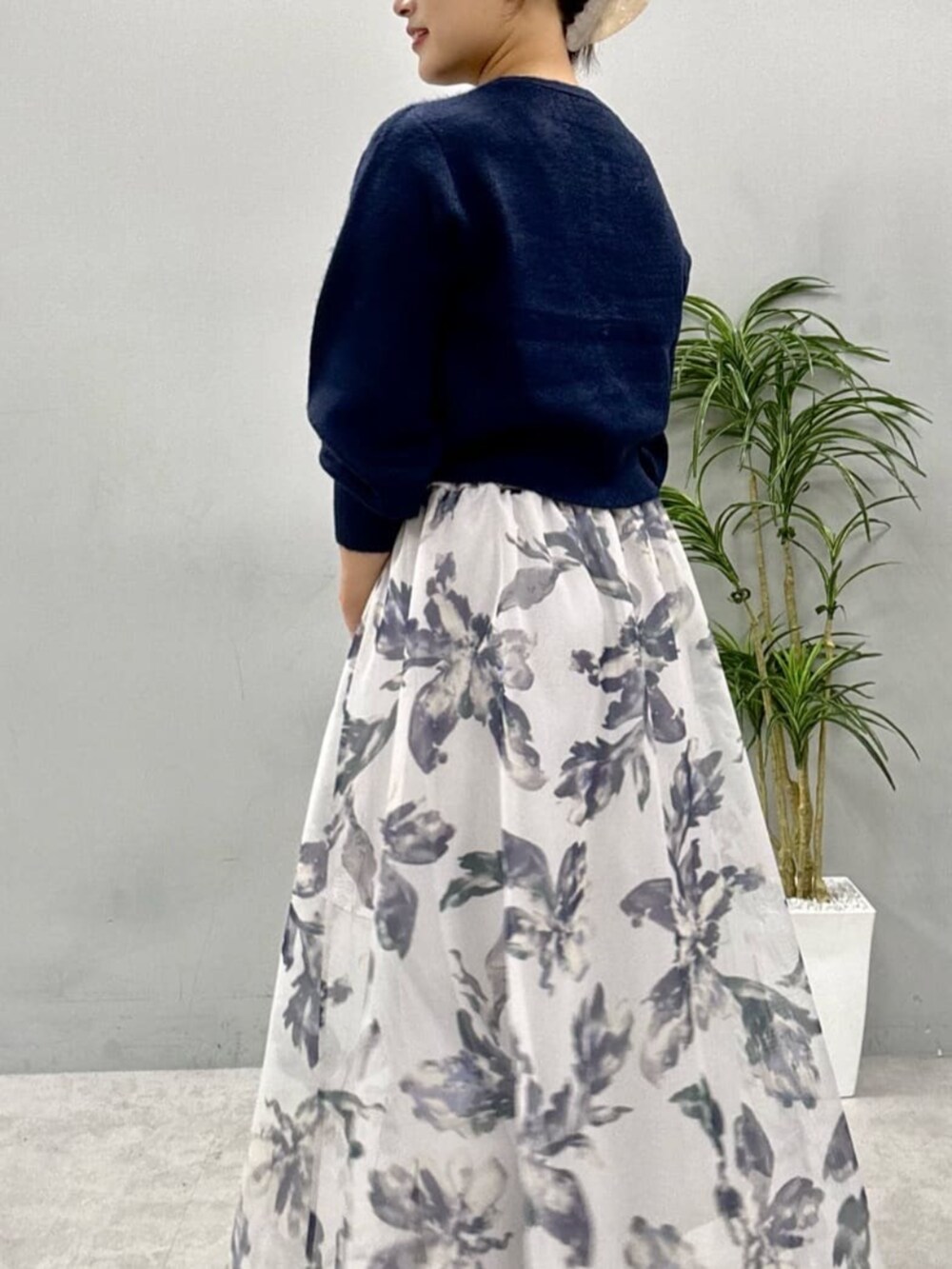 ホワイト系のスカートを着用したレディースの夏コーディネートの5枚目の写真