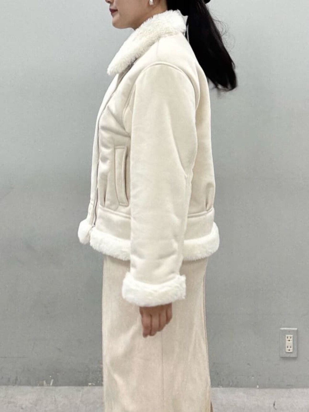 グレー系のシャツ/ブラウス、ベージュ系のスカート、ホワイト系のブルゾンを着用したレディースの秋コーディネートの7枚目の写真