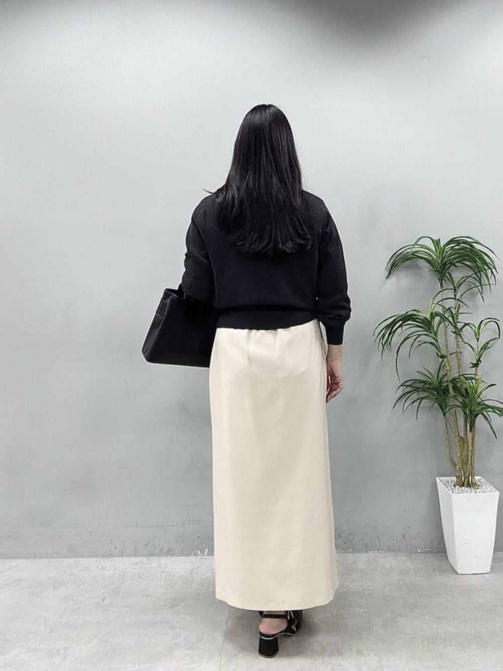 ホワイト系のスカート、ブルー系のシャツ/ブラウス、グレー系のカーディガン/ボレロを着用したレディースの春コーディネートの5枚目の写真