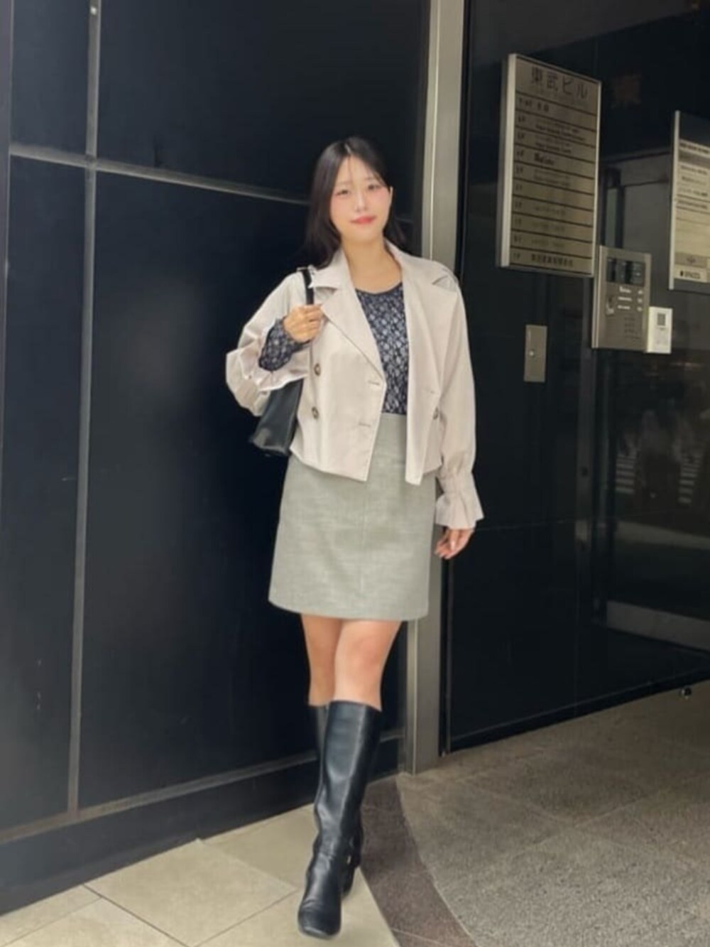 ブルー系のTシャツ/カットソー、グレー系のスカート、ホワイト系のワンピースを着用したレディースの冬コーディネートの4枚目の写真