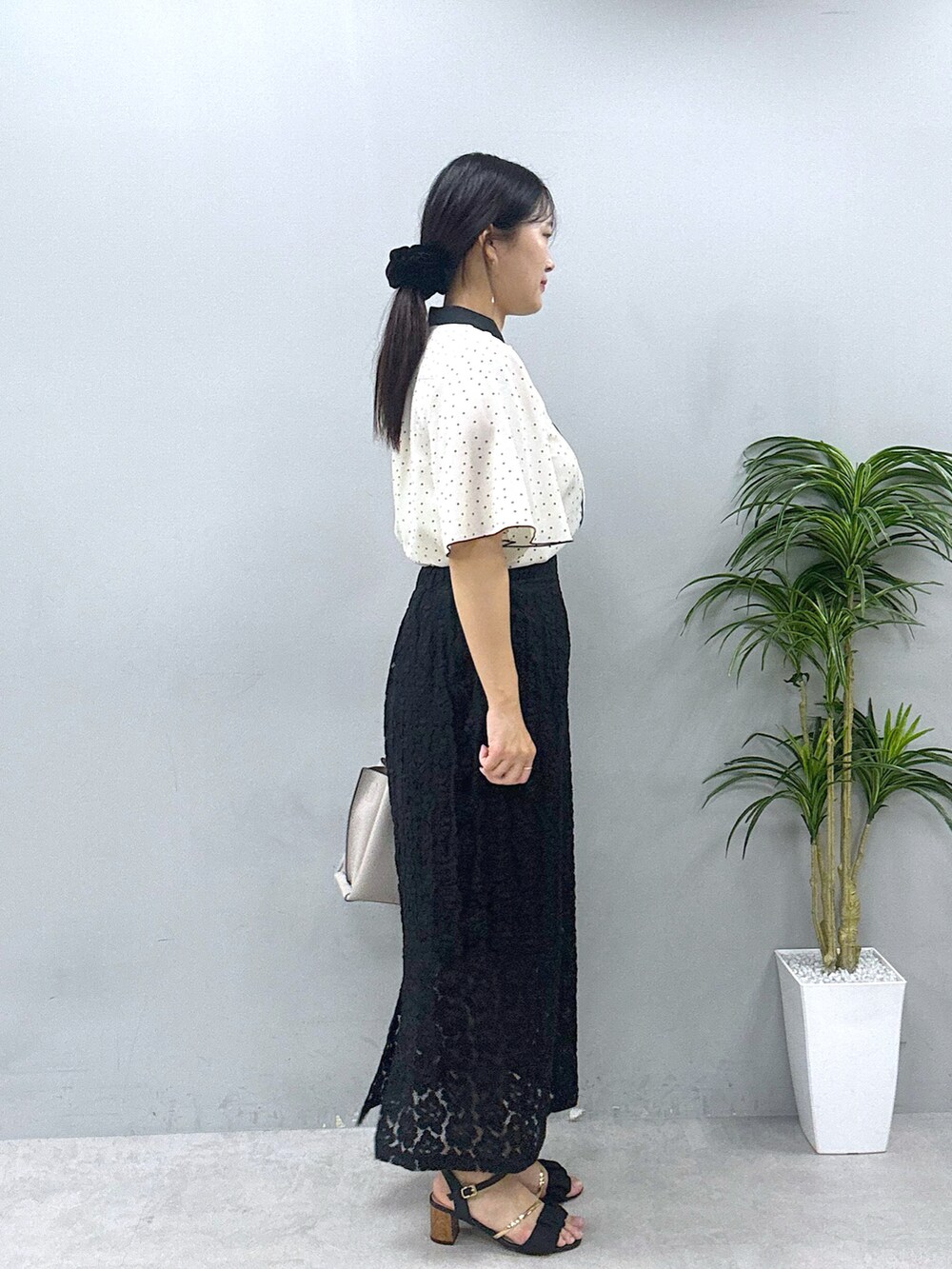 ブラック系のその他シューズ、グレー系のショルダーバッグ、ブラック系のスカートを着用したレディースの春コーディネートの2枚目の写真