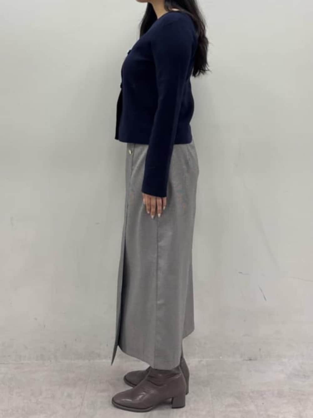 ブルー系のニット/セーター、その他のスカートを着用したレディースの秋コーディネートの2枚目の写真