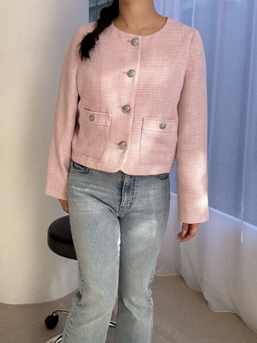 ブルー系のデニムパンツ、ピンク系のカーディガン/ボレロを着用したレディースの冬コーディネートの3枚目の写真