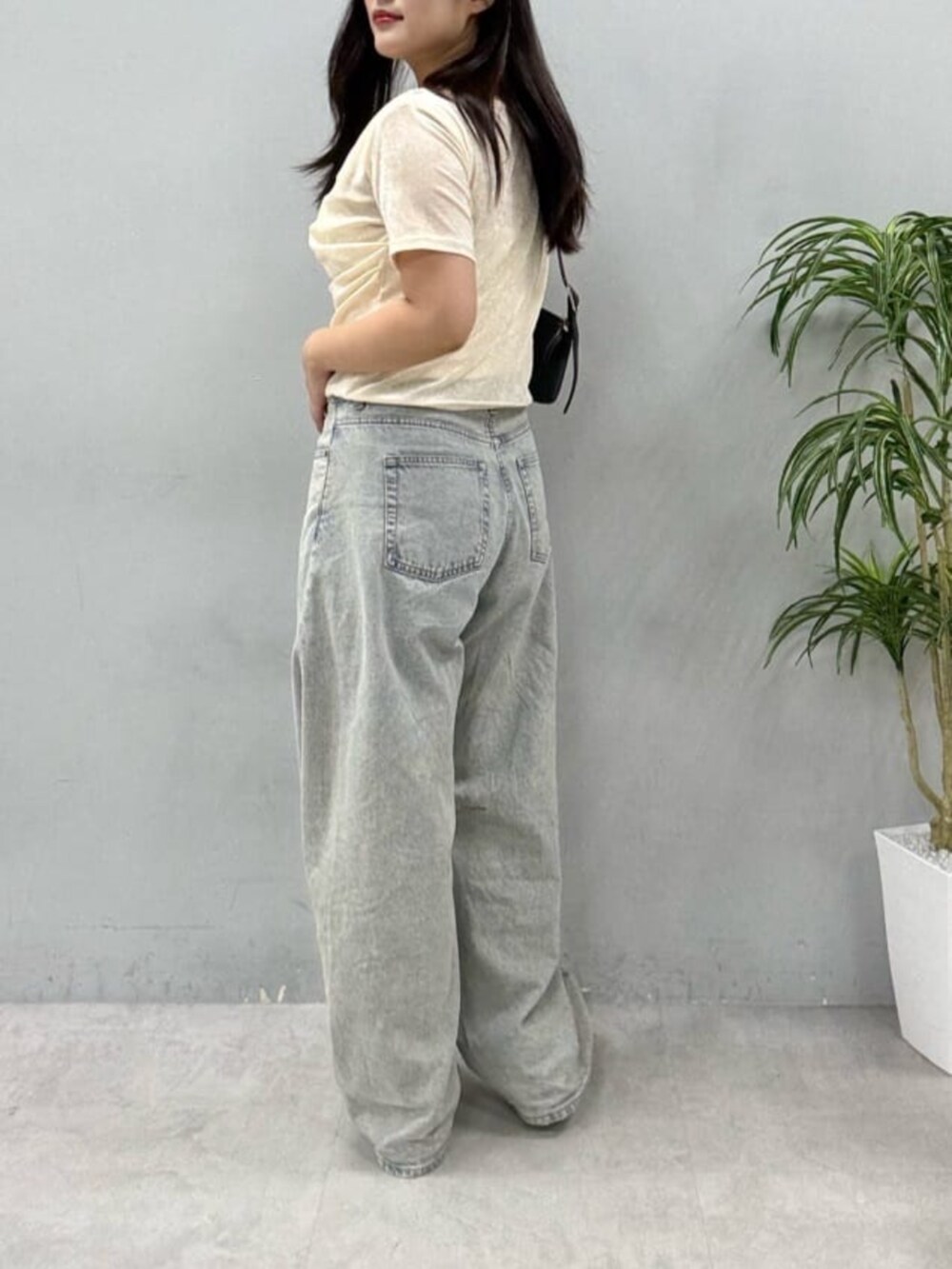 ホワイト系のTシャツ/カットソーを着用したレディースの夏コーディネートの3枚目の写真