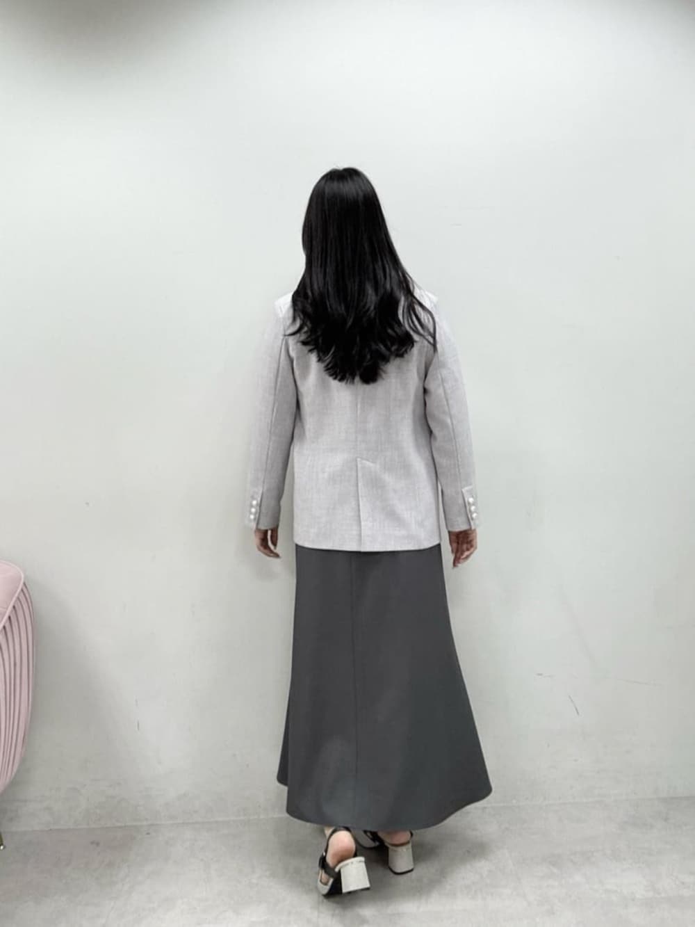 ホワイト系のテーラードジャケット、ホワイト系のハンドバッグ、グレー系のサンダルを着用したレディースの春コーディネートの6枚目の写真