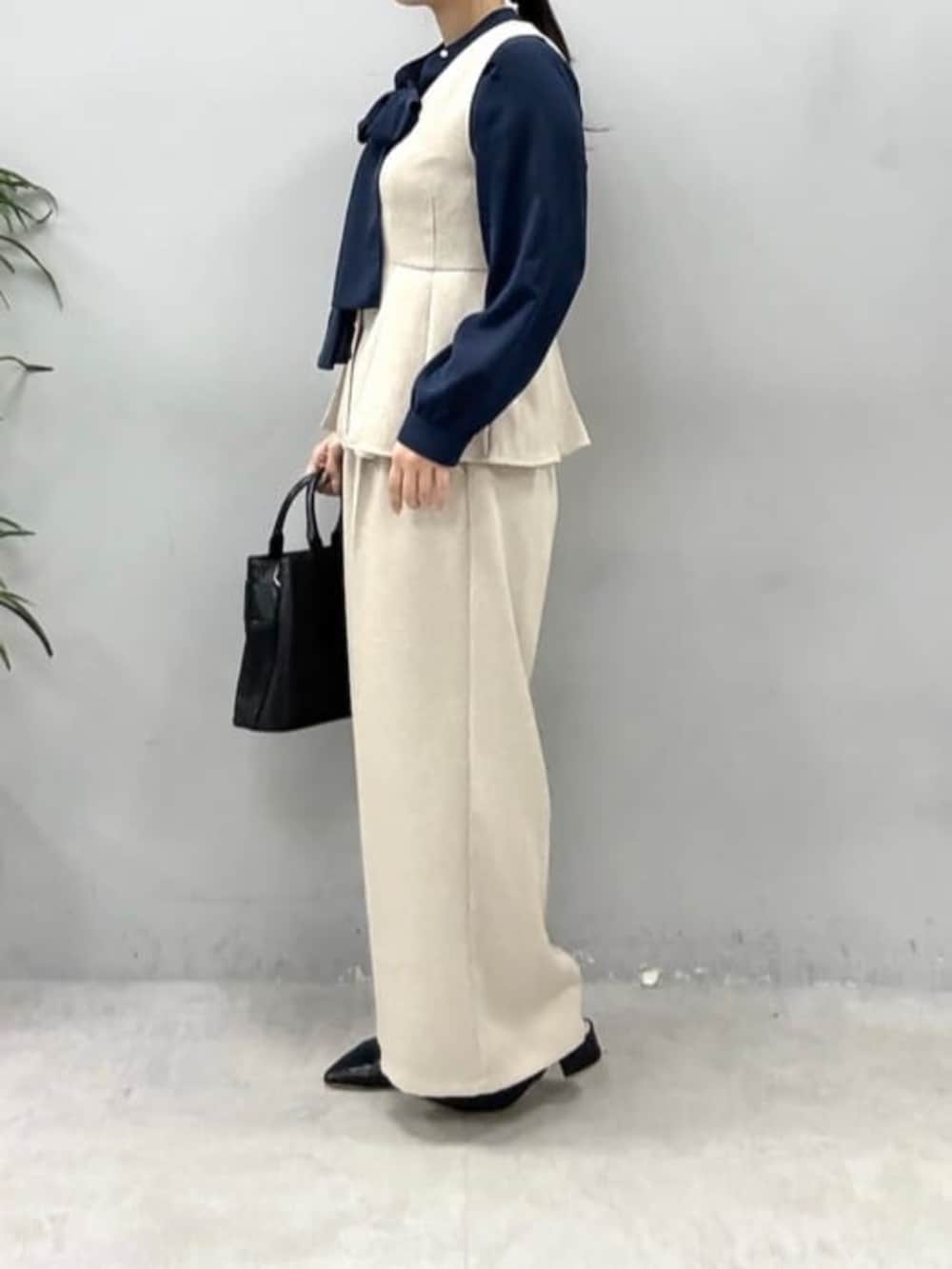 ブルー系のシャツ/ブラウス、ベージュ系のその他パンツ、ベージュ系のベストを着用したレディースの冬コーディネートの2枚目の写真