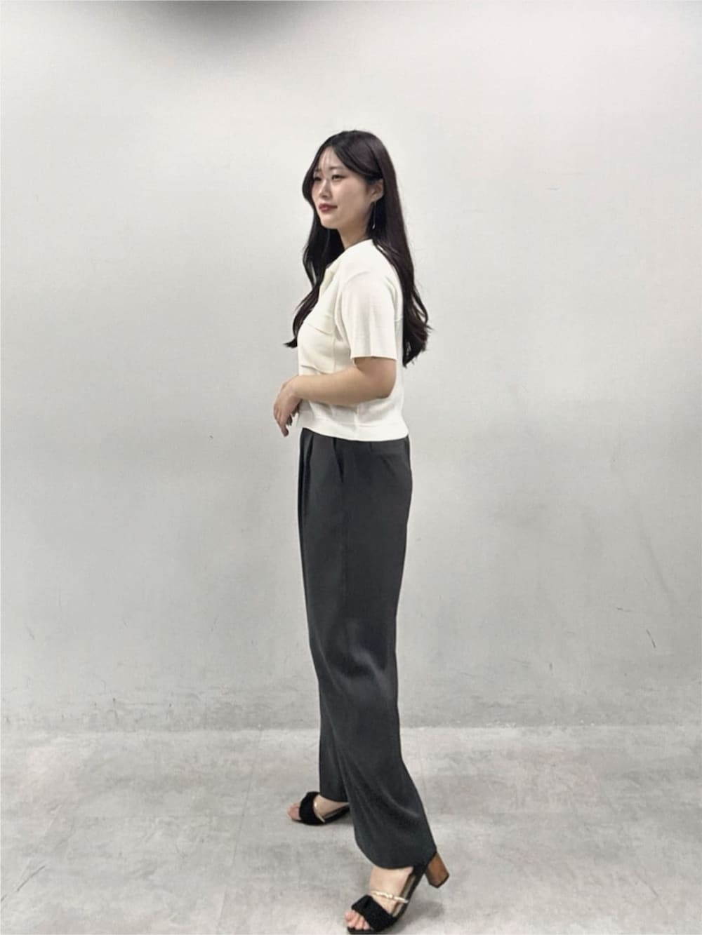 グレー系のその他パンツ、ホワイト系のカーディガン/ボレロを着用したレディースの夏コーディネートの2枚目の写真