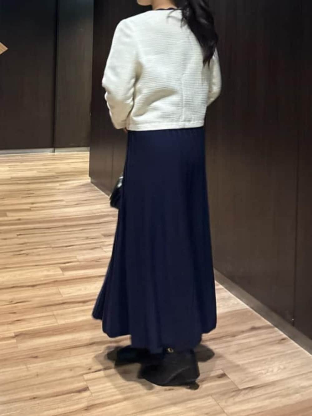 ブルー系のワンピースを着用したレディースの冬コーディネートの4枚目の写真