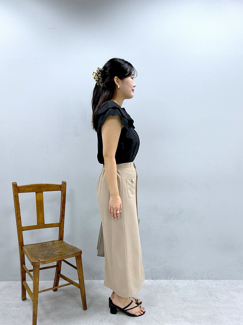 ホワイト系のショルダーバッグ、ブラック系のシャツ/ブラウスを着用したレディースの春コーディネートの2枚目の写真