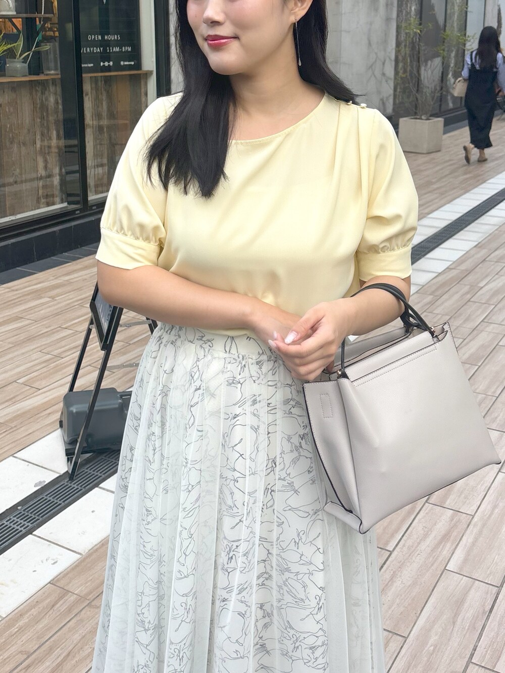 その他のスカート、イエロー系のシャツ/ブラウスを着用したレディースの春コーディネートの2枚目の写真