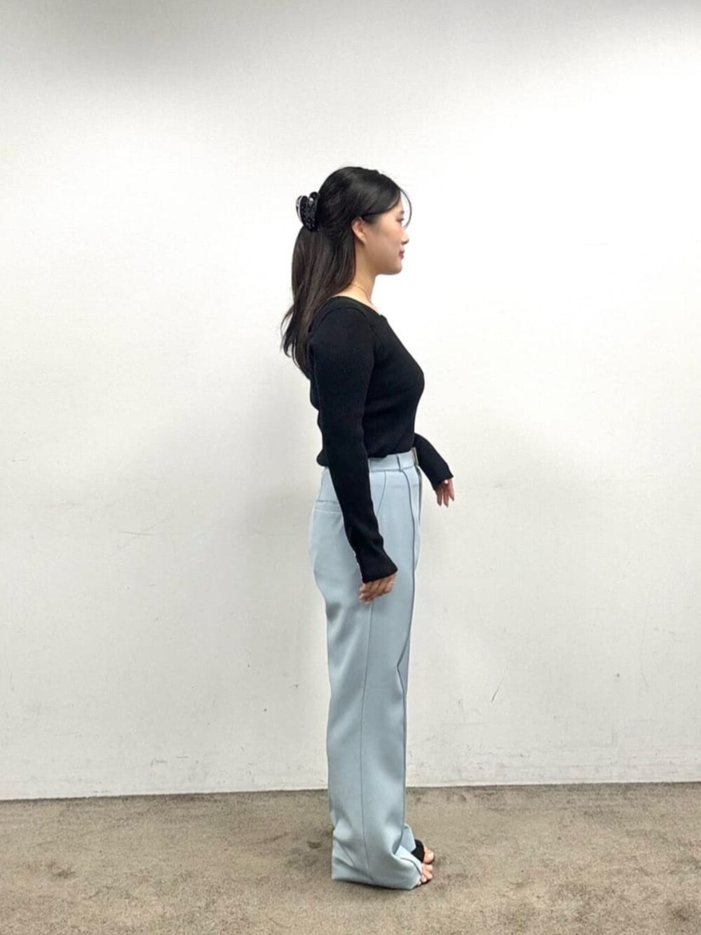 ブラック系のその他シューズ、グレー系のショルダーバッグ、ブラック系のニット/セーターを着用したレディースの夏コーディネートの2枚目の写真