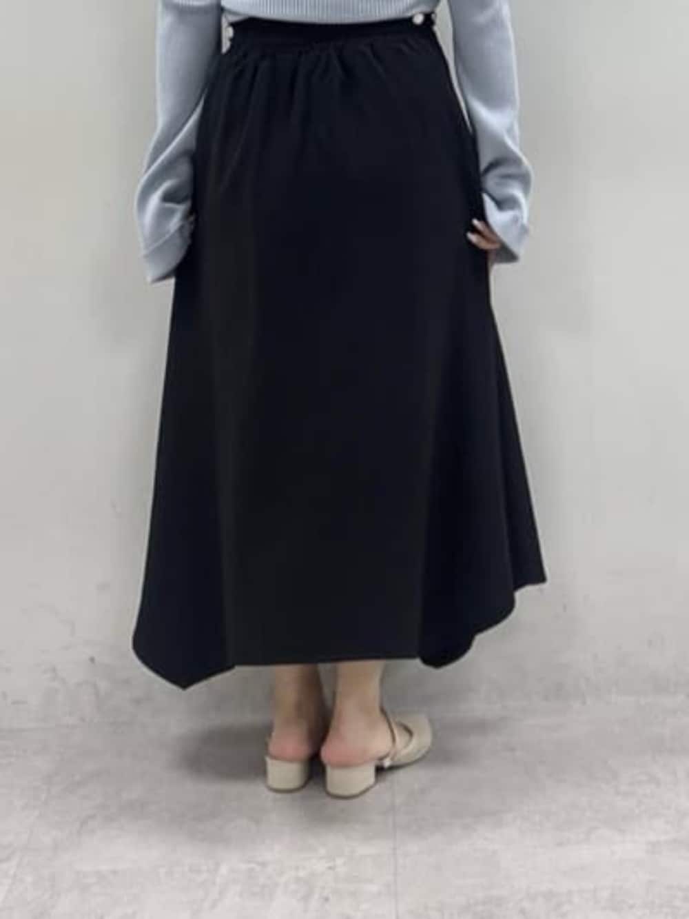 ブラック系のスカート、ブルー系のニット/セーターを着用したレディースの春コーディネートの3枚目の写真