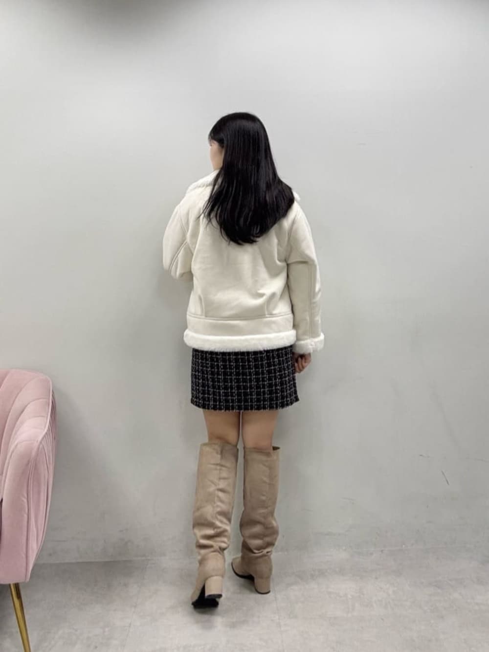 その他のスカート、ブラウン系のブーツ、ホワイト系のブルゾンを着用したレディースの秋コーディネートの3枚目の写真