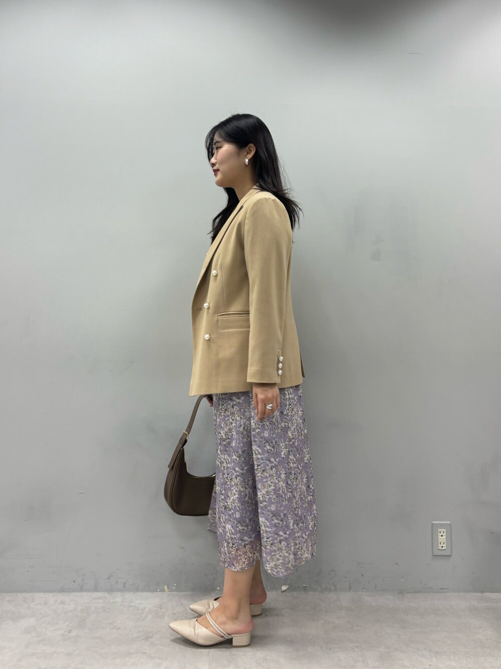 パープル系のワンピース、ベージュ系のその他アウターを着用したレディースの春コーディネートの2枚目の写真