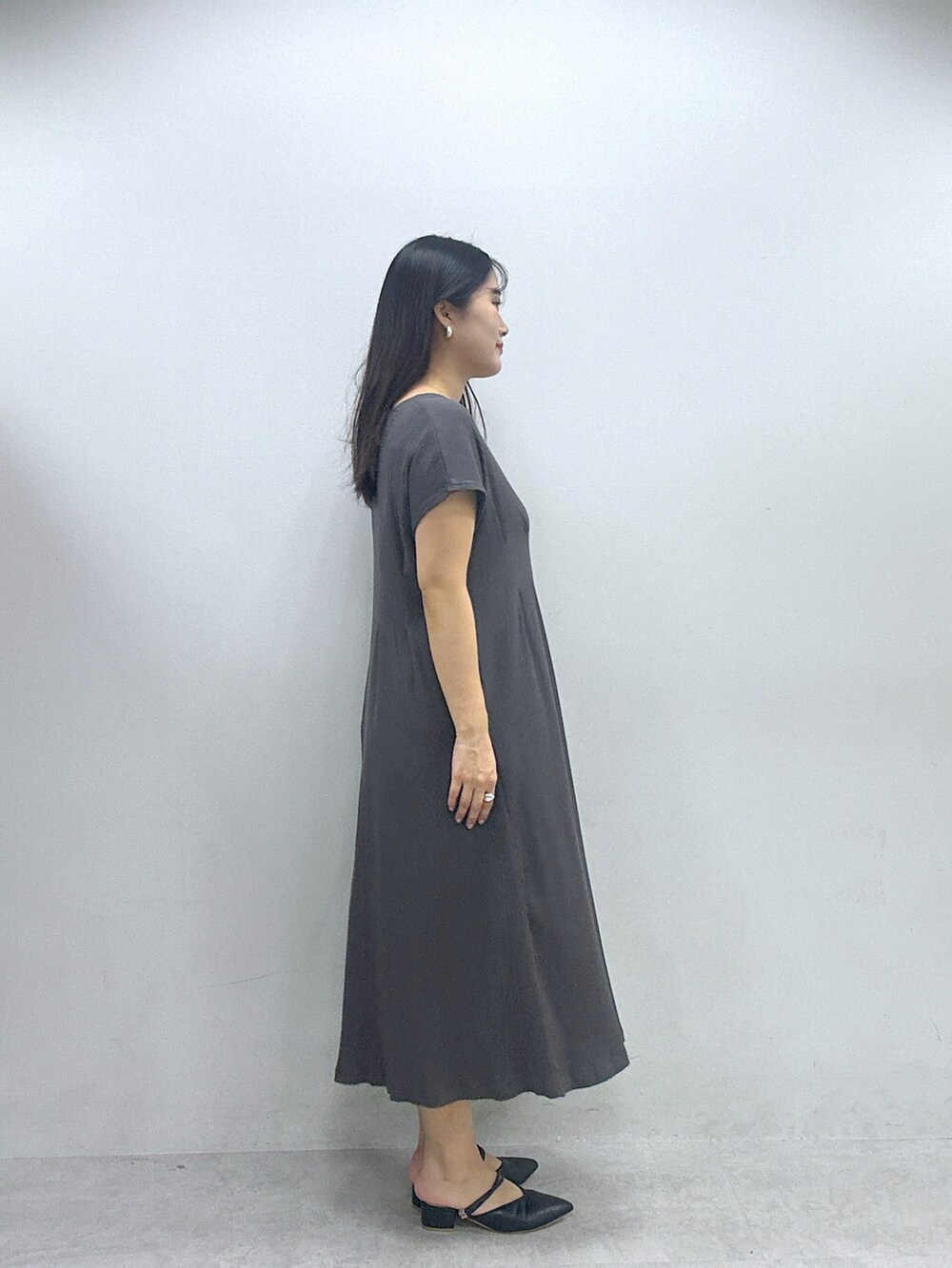 グレー系のワンピースを着用したレディースの春コーディネートの2枚目の写真